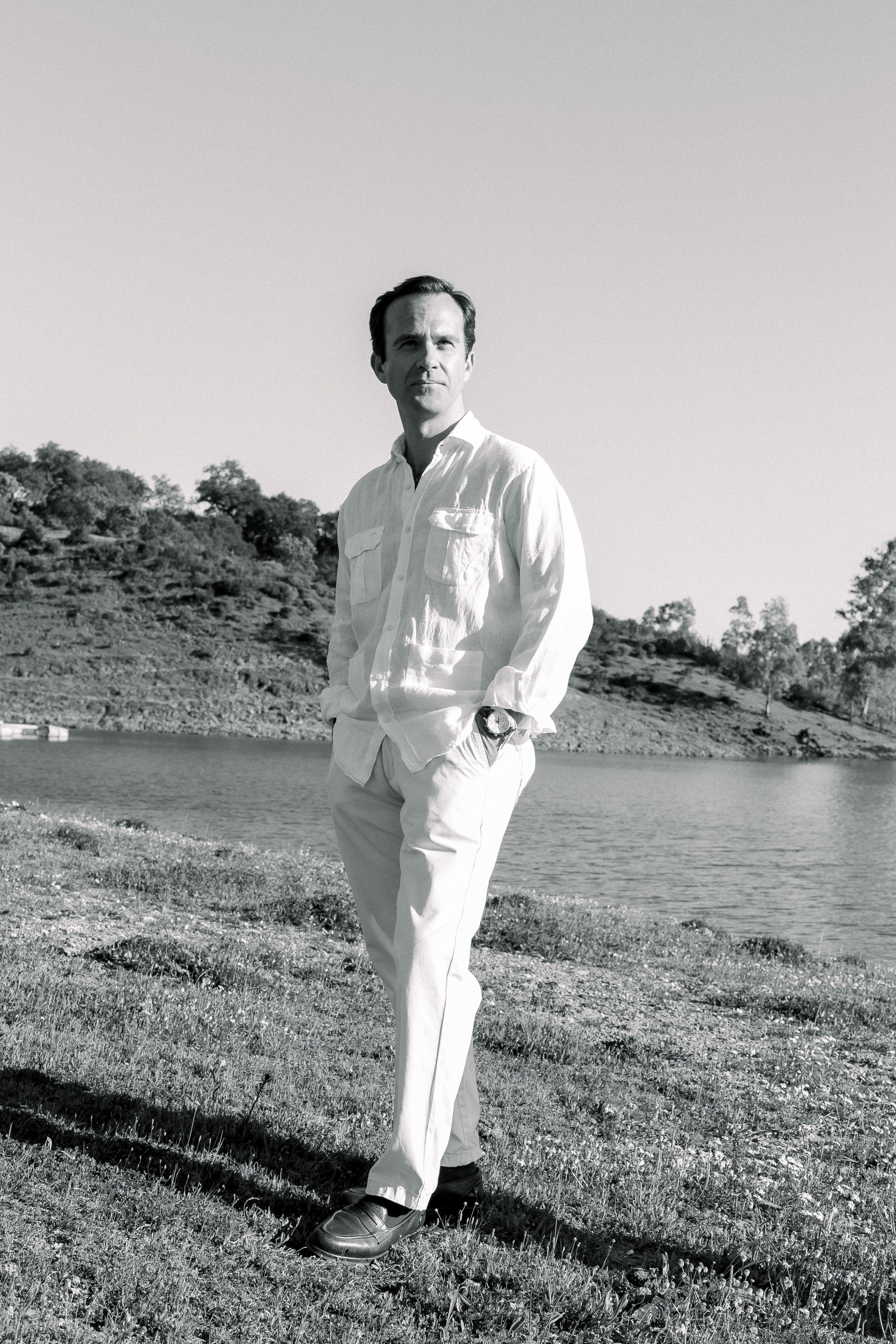 Casto Domínguez junto al agua, en una fotografía en blanco y negro
