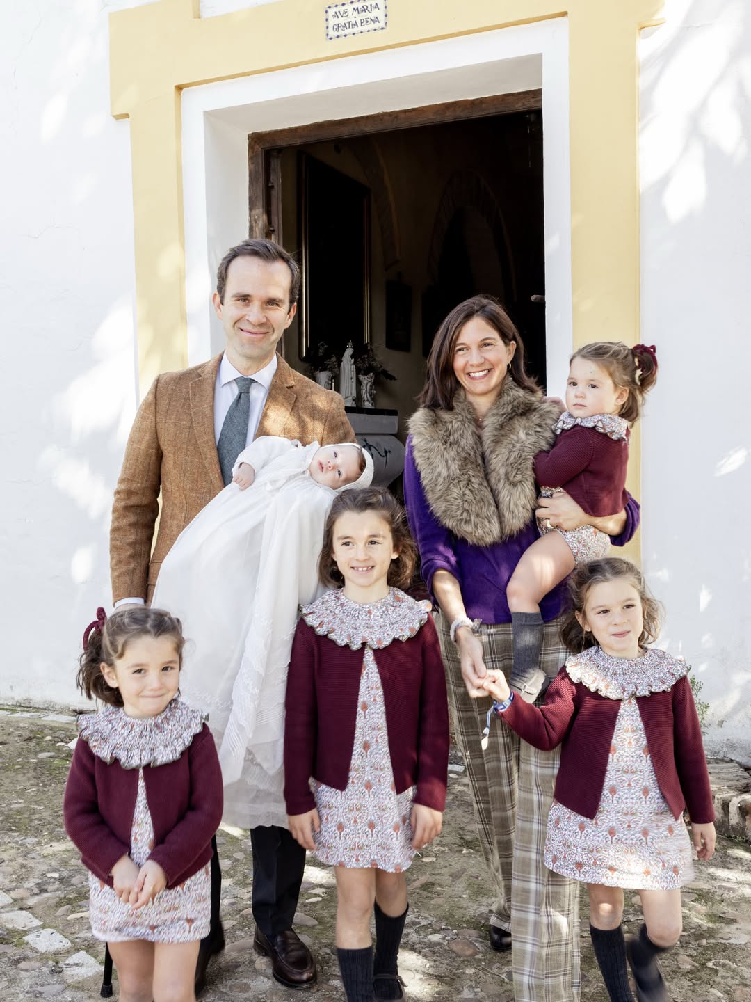 Casto y Pili junto a sus cinco hijos en una fotografía familiar