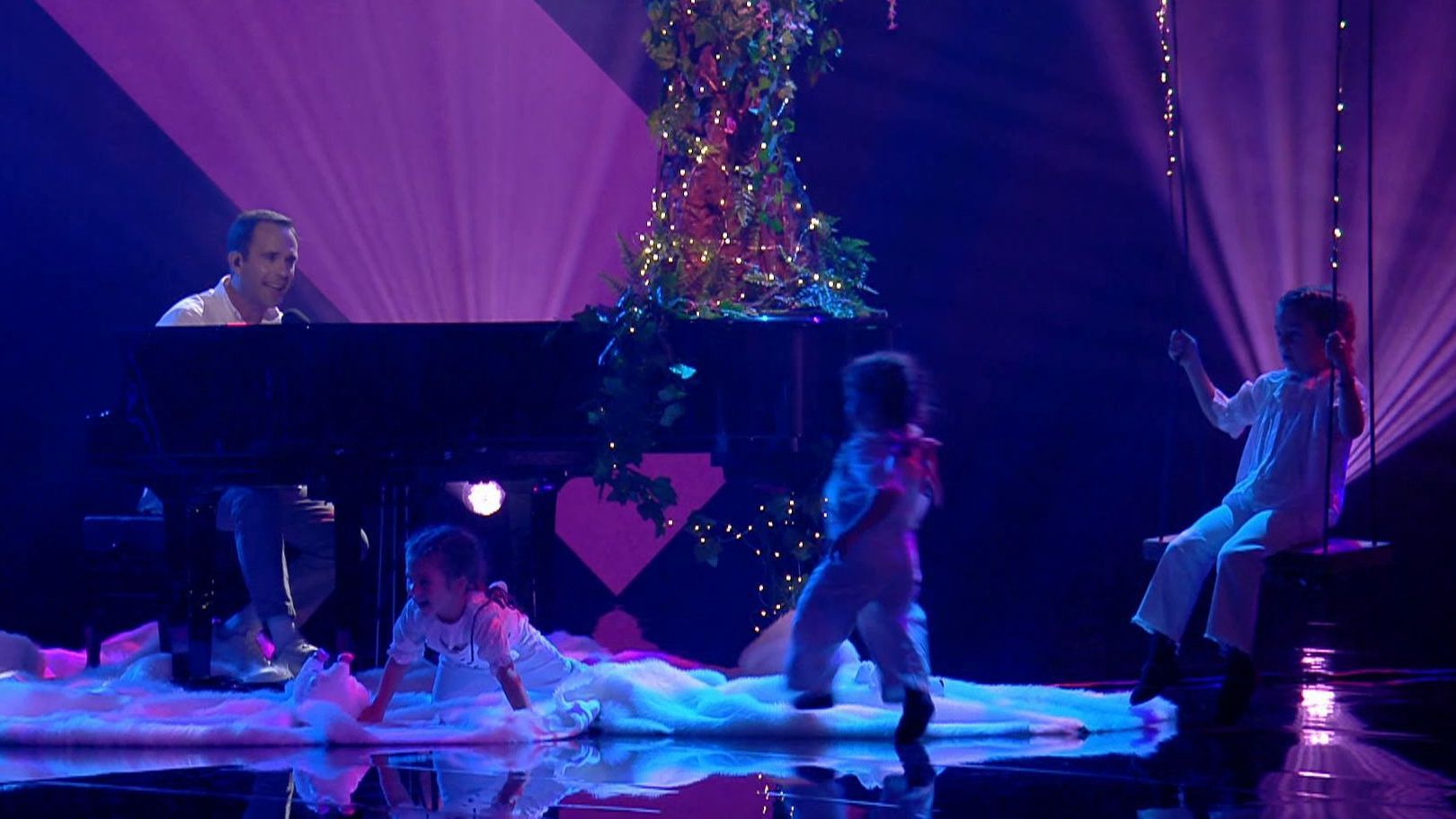 Casto al piano durante la semifinal de Got Talent España, con su familia en el escenario